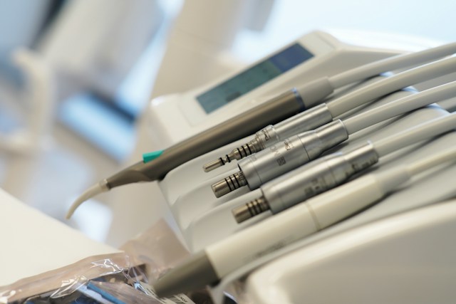 toothpast toothbrush dental floss