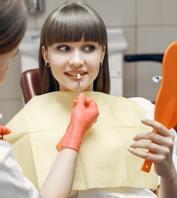 patient choosing a veneer colour